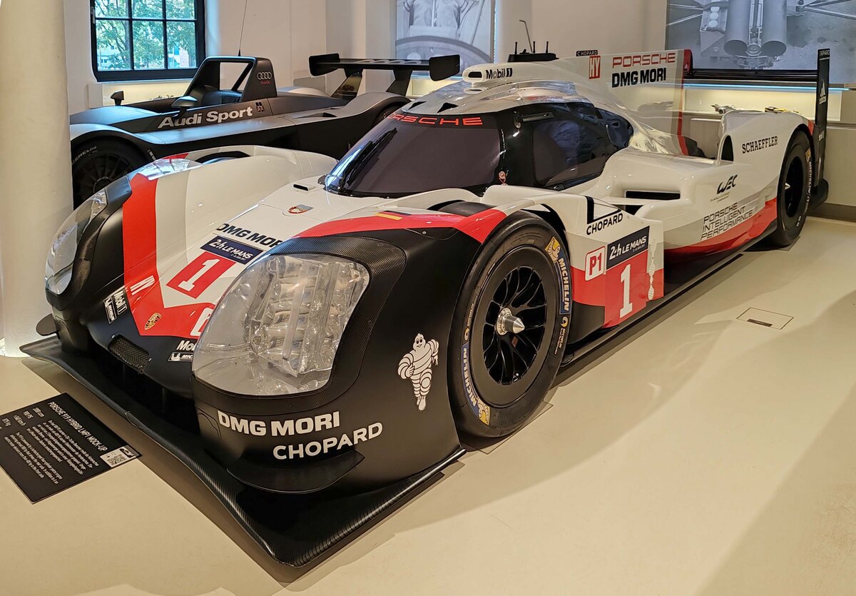 =Porsche 919 Hybrid LMP1 MOCK-UP, Bj. 2017, 2000 ccm, 900 PS, steht im Museum PROTOTYP in Hamburg, 09-2024. Der Antrieb erfolgt über einen 500 PS starken 4 Zyl.-Turbo-Benziner auf der Hinterachse. Die Vorderachse wird durch einen E-Motor mit 400 PS angetrieben. 