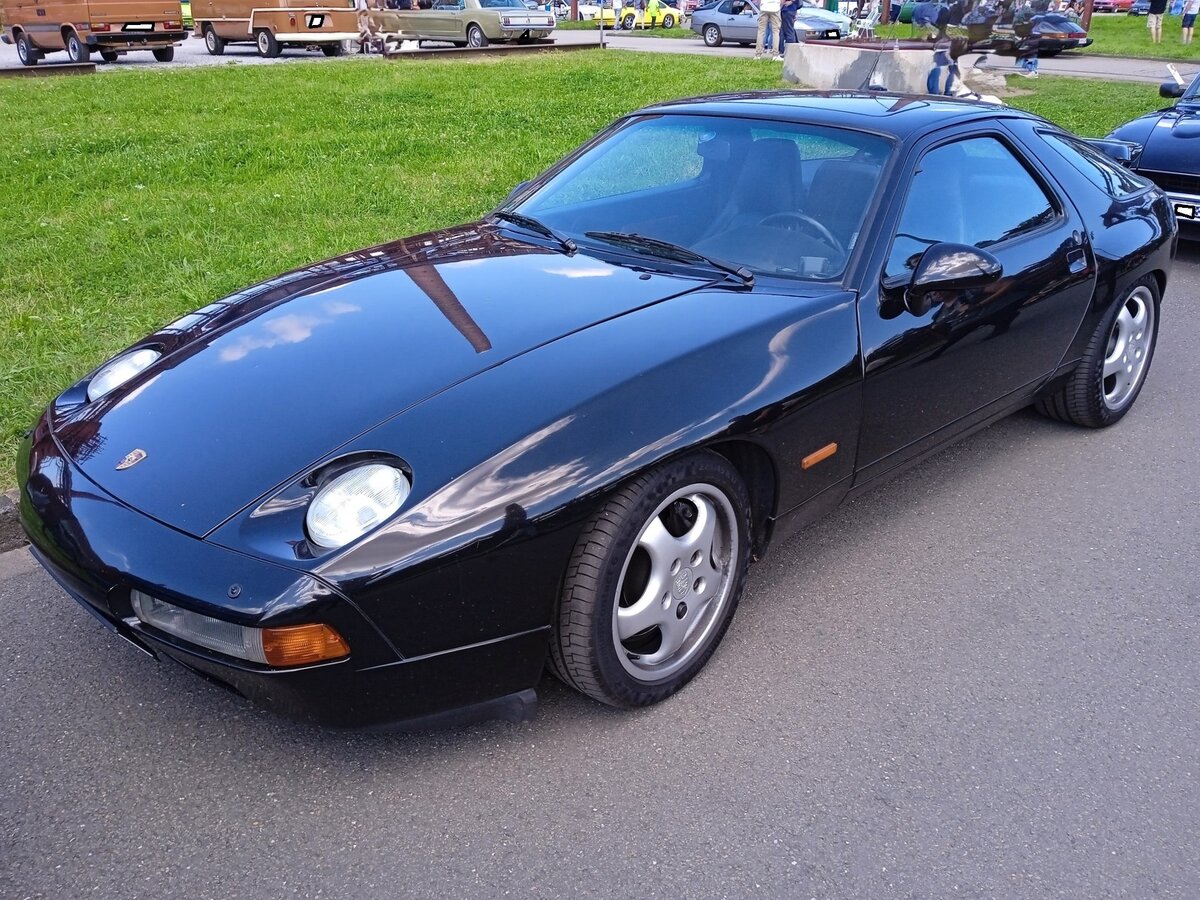 Porsche 928 GTS. Bei der Konstruktion des ab 1978 produzierten 928 stand der Leichtbau im Vordergrund. So wurden die Türen, die vorderen Kotflügel sowie die Motorhaube aus Aluminium statt aus Stahlblech gefertigt. Der 928 hat runde, in die Kotflügel integrierte Hauptscheinwerfer, die elektrisch hochklappbar sind. Das abgerundete Fließheck wird von der großen Scheibe der Heckklappe dominiert. Der 928 GTS war die letzte Entwicklungsstufe dieser Baureihe. Er hat verbreiterte hintere Kotflügel, ein rotes Leuchtenband am Heck, einen in Wagenfarbe lackierten Heckflügel, Außenspiegel im Cup-Design sowie serienmäßig 17-Zoll Cup-Felgen. Der V8-Motor hat einen Hubraum von 5397 cm³ und leistet 350 PS. Die Zuffenhausener gaben die Höchstgeschwindigkeit mit 275 km/h an. Bei seinem Verkaufsstart im Jahr 1992 betrug der Basispreis für einen solchen 928 GTS DM 85.840,00. Oldtimer-Revival auf dem Gelände der Kokerei Zollverein in Essen am 28.07.2024.