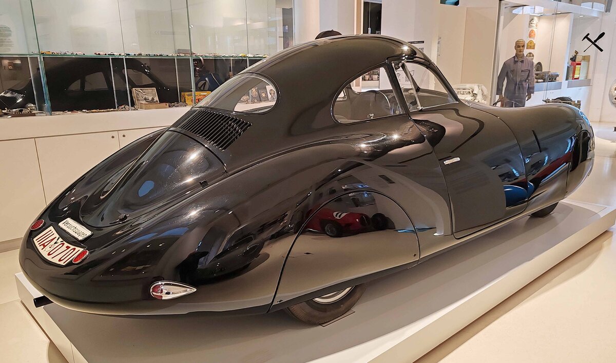 =Porsche Typ 64 (auch bekannt als Berlin-Rom-Wagen), Bj. 1939, 985 ccm, 32 PS, steht im Museum PROTOTYP in Hamburg, 09-2024