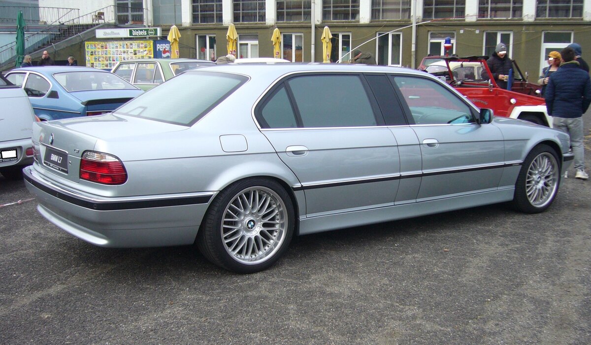 Profilansicht eines BMW E38 L7. Oldtimertreffen an Mo´s Bikertreff in Krefeld am 10.11.2024.