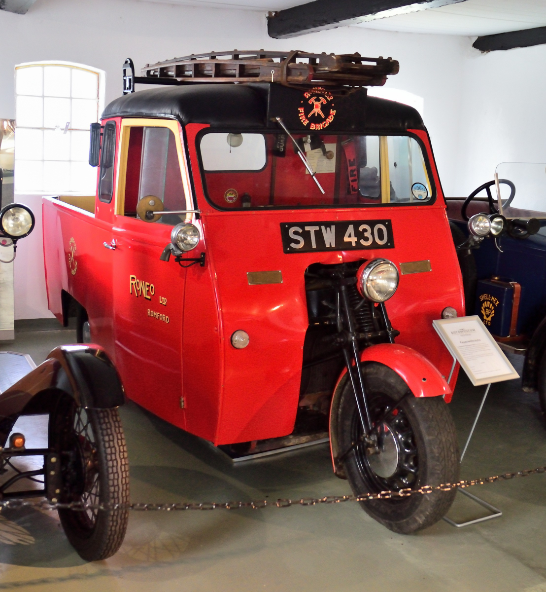 Reliant Feuerwehrauto, wurde als  Normales Dreirad- Auto produziert, für die Büro und Schreibmaschinenfabrik RONEO Ltd. 1953 hergestellt, und als Fabrik- Feuerwehr stationiert. Bis 1980 im Einsatz.  Automuseum Collection Schwansen, Hof Schurrum, in Thumby an der Schlei (Schleswig- Holstein) am 6.9.2024