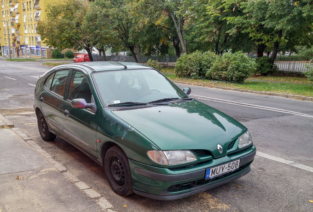 Renault Mégane Mk1 in grün fotografiert in 10.2020.