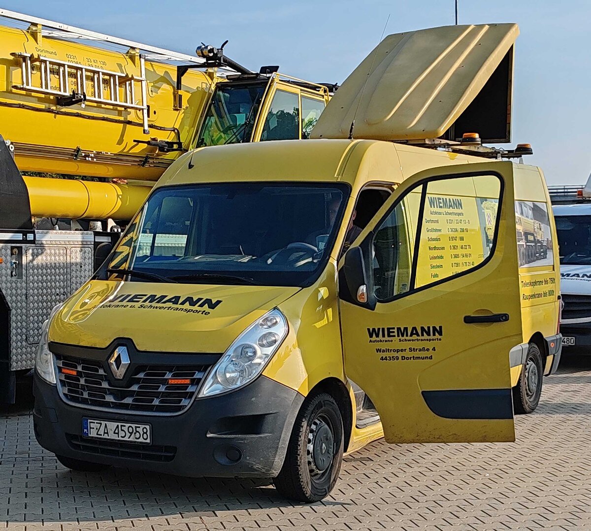 =Renault Master von KRANE-WIEMANN steht zur Rast auf dem Autohof Fulda Nord, 08-2024