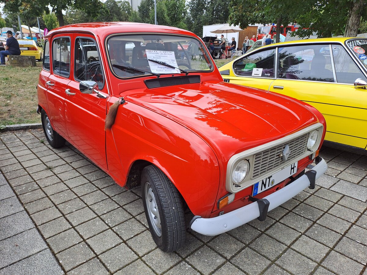 Renault R4TL von 1984 am 08.09.2024 beim Oldtimertreffen am alten Neckar. 