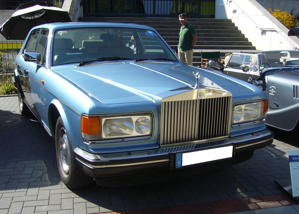 Rolls Royce Silver Spirit I, wie er von 1980 bis 1989 gebaut wurde. Der Silver Spirit der Series I wurde unter den Gesichtspunkten von größtmöglicher Sicherheit, von Abgasvorschriften und und Verbrauchsnormen, insbesondere in den USA und Japan, entwickelt. Motorisiert ist dieser RR mit einem V8-Motor, der aus einem Hubraum von 6750 cm³ 241 PS mobilisiert. Der gezeigte Silver Spirit wurde erstmalig im Mai 1985 zugelassen und ist im Farbton oceanblue metallic lackiert. Oldtimertreffen an der Bleibergquelle Velbert am 22.09.2024.