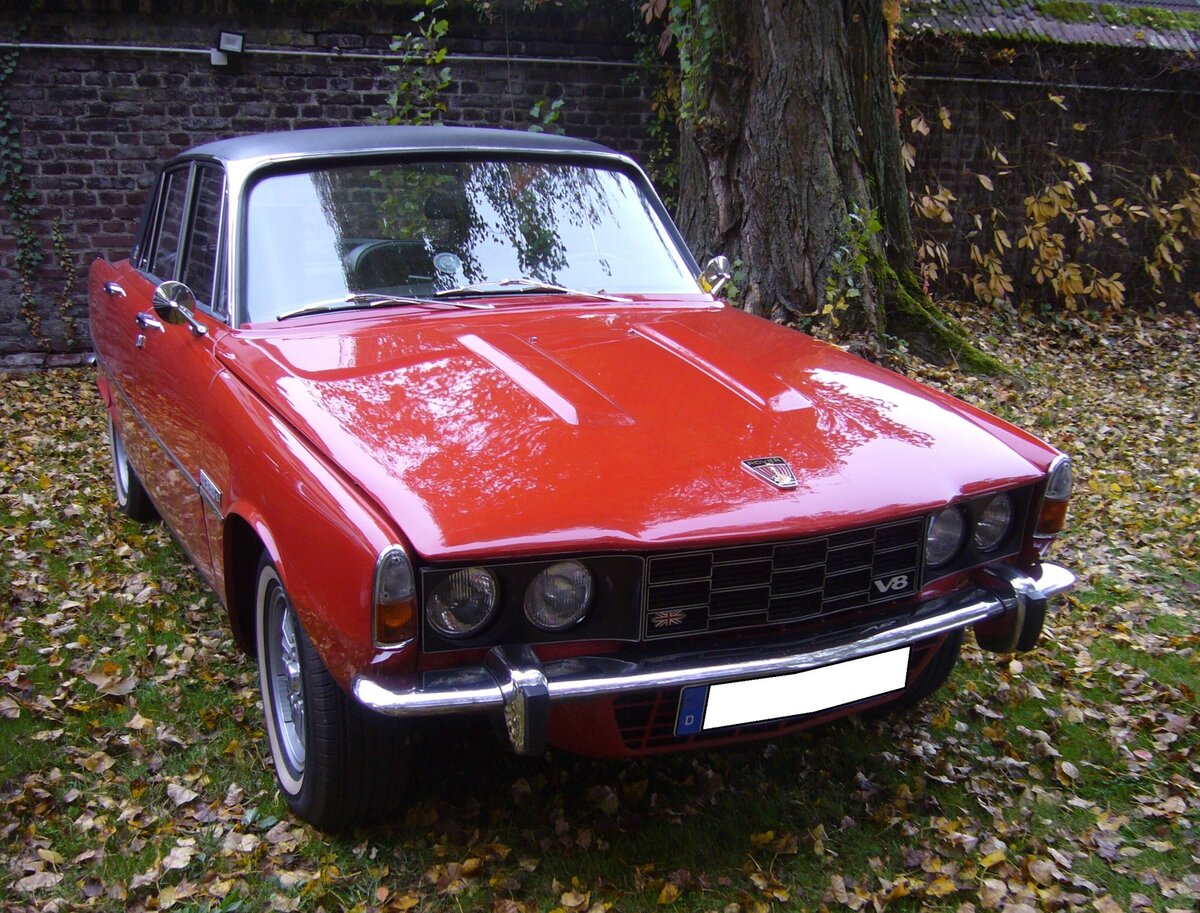 Rover P6 3500S, produziert in den Jahren von 1968 bis 1977. Die Rover P6 Modelle wurden im Werk Solihull in den West Midlands produziert. Der  3500`er  war das Spitzenmodell der P6-Baureihe und wurde von einem Buick V8-Motor mit einem Hubraum von 3.528 cm³  befeuert , der 164 PS leistet. Das Modell war serienmäßig mit einem Automaticgetriebe ausgestattet. Oldtimertreffen beim Theater an der Niebu(h)rg am 20.10.2024 in Oberhausen/Rhld.