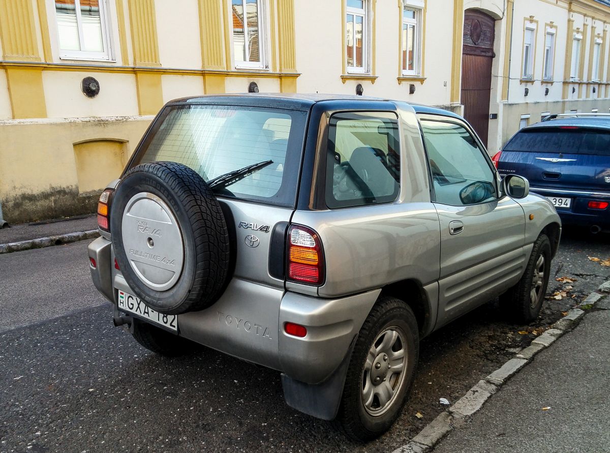 Rückansicht: dreitürer Toyota RAV4, aufgenommen in November, 2020.