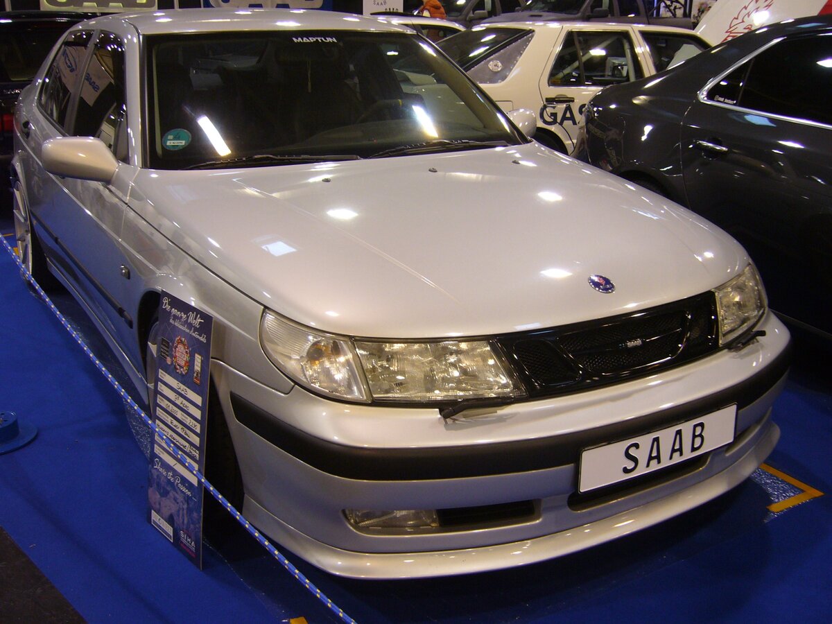 Saab 9-5 Aero der ersten Baureihe. Die Baureihe 9-5 kam im August 1997 als Stufenhecklimousine auf den Markt. Zwei Jahre später erweiterte ein Kombimodell die Produktpalette. Die Ausstattungsvariante Aero war das Toppmodell dieser Baureihe. Das Modell war mit etlichen Benzin- und Dieselmotoren lieferbar. Der Vierzylinderreihenmotor des gezeigten 9-5 hat einen Hubraum von 2290 cm³ und leistet mittels Turboaufladung 230 PS. Diese Motorleistung reicht für eine Höchstgeschwindigkeit von 240 km/h aus. Essen Motor Show am 04.12.2024.