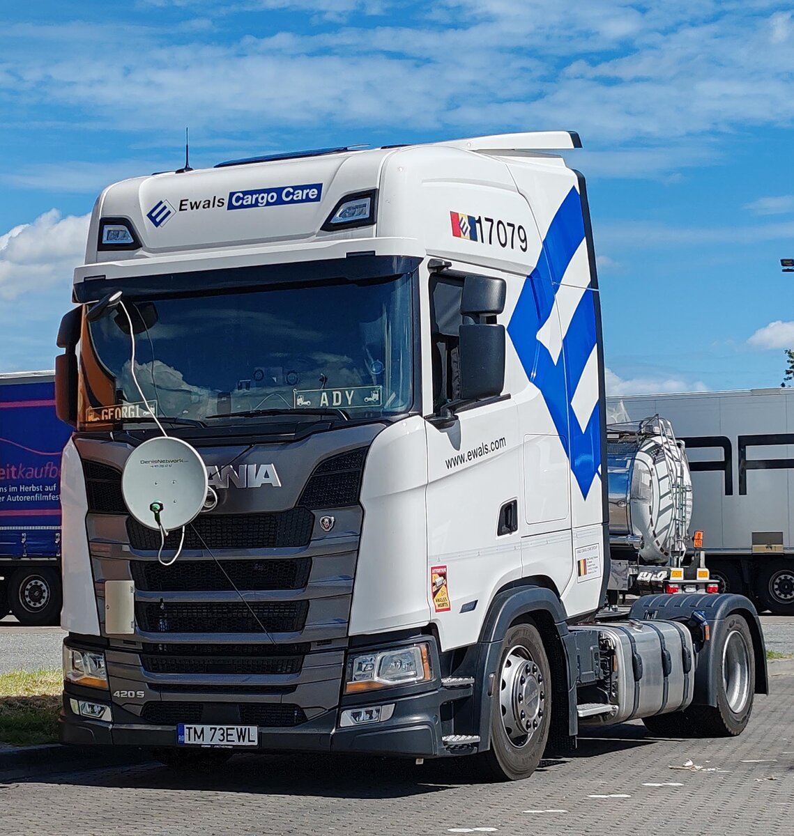 =Scania 420 S der Spedition EWALS steht auf einem Rastplatz an der A 5, 07-2024