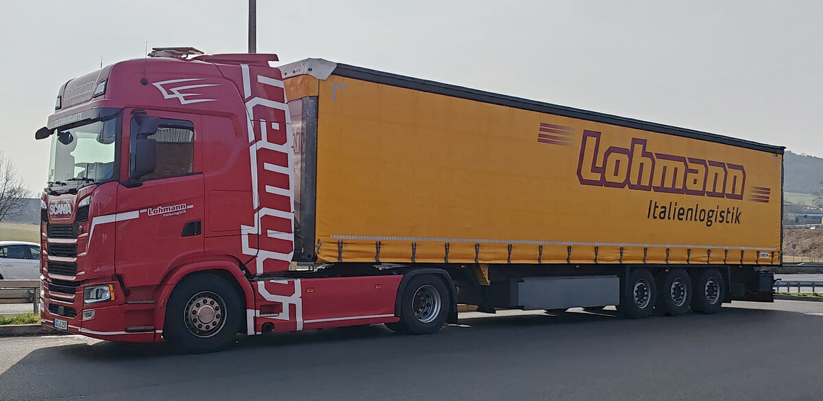 =Scania 500 S-Sattelzug von LOHMANN-Italienlogistik rastet im März 2025 an der A 7