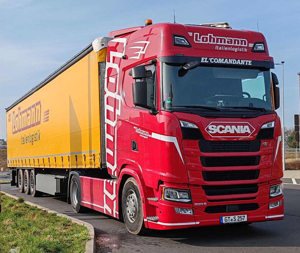 =Scania 500 S-Sattelzug von LOHMANN-Italienlogistik rastet im März 2025 an der A 7