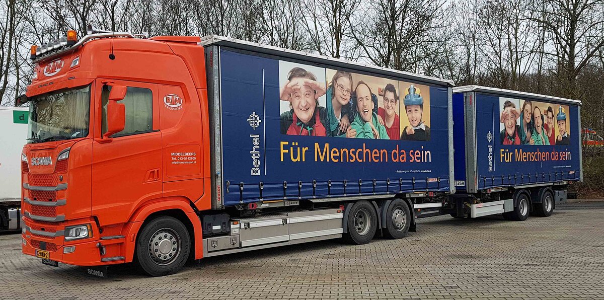 =Scania-Hängerzug steht zur Fahrerpause auf einem Rastplatz an der A 7, 11-2023