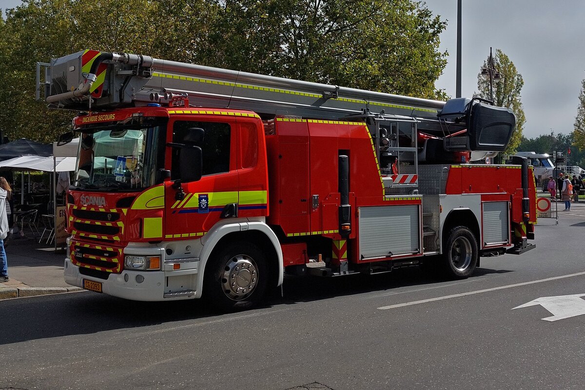 Scania P320 Teleskopgelenkmastfahrzeug, aufgenommen in den Straen von Remich. 09.2023