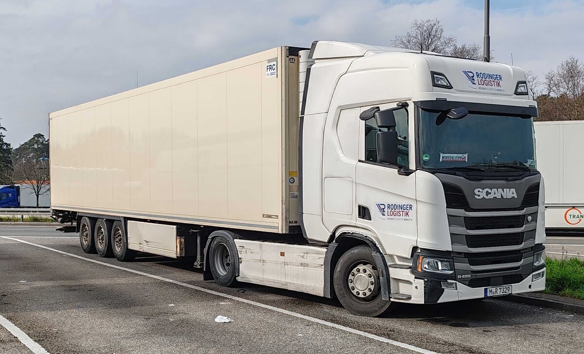 =Scania R 450-Sattelzug von RODINGER-Logistik rastet im Februar 2024 an der A 5