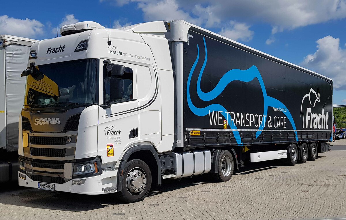 =Scania R 450-Sattelzug der Spedition FRACHT steht zur Fahrerpause auf einem Parkplatz an der A 7, 06-2022