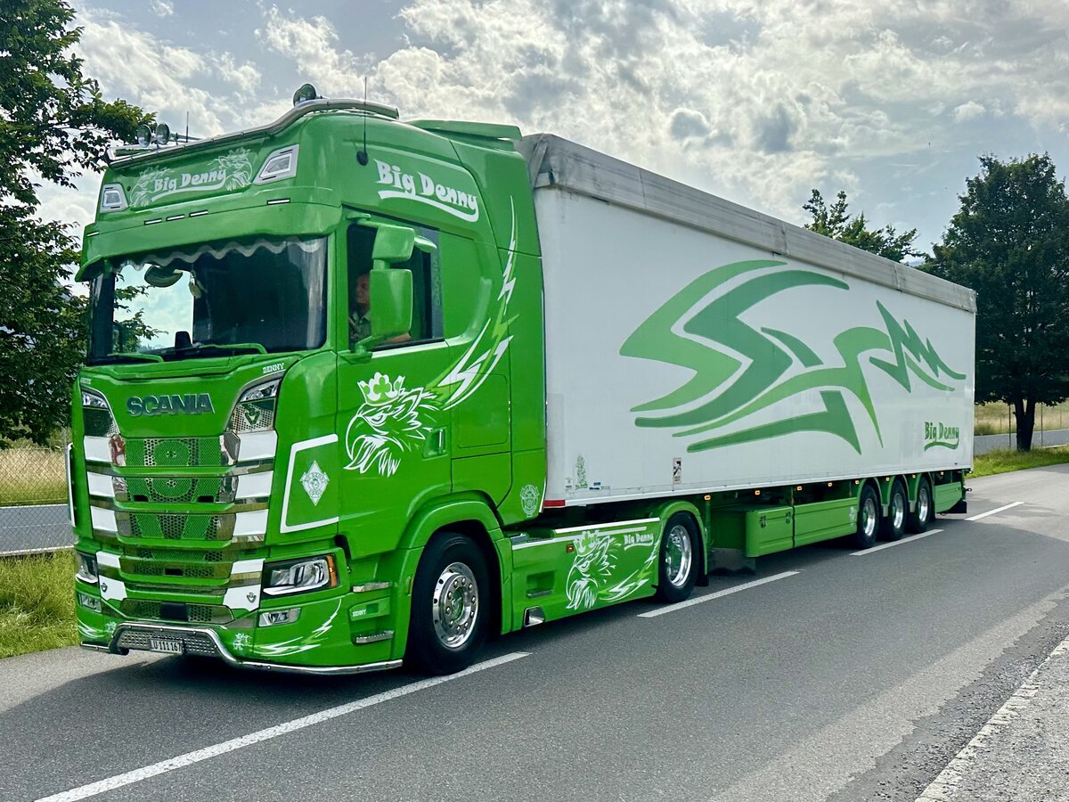 Scania Sattelzug  Big Denny  von Bruno Rüegger Transporte am 28.6.24 vor dem Trucker Festival Gelände in Bönigen.