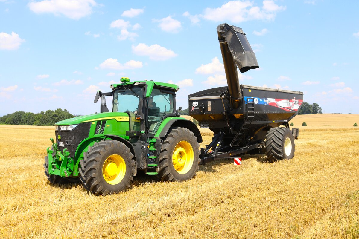 Schelmenhäuser Hofgut Weizenernte mit Stark Harvesting John Deere 7R 350 am 20.07.24 bei Frankfurt Bergen Enkheim 