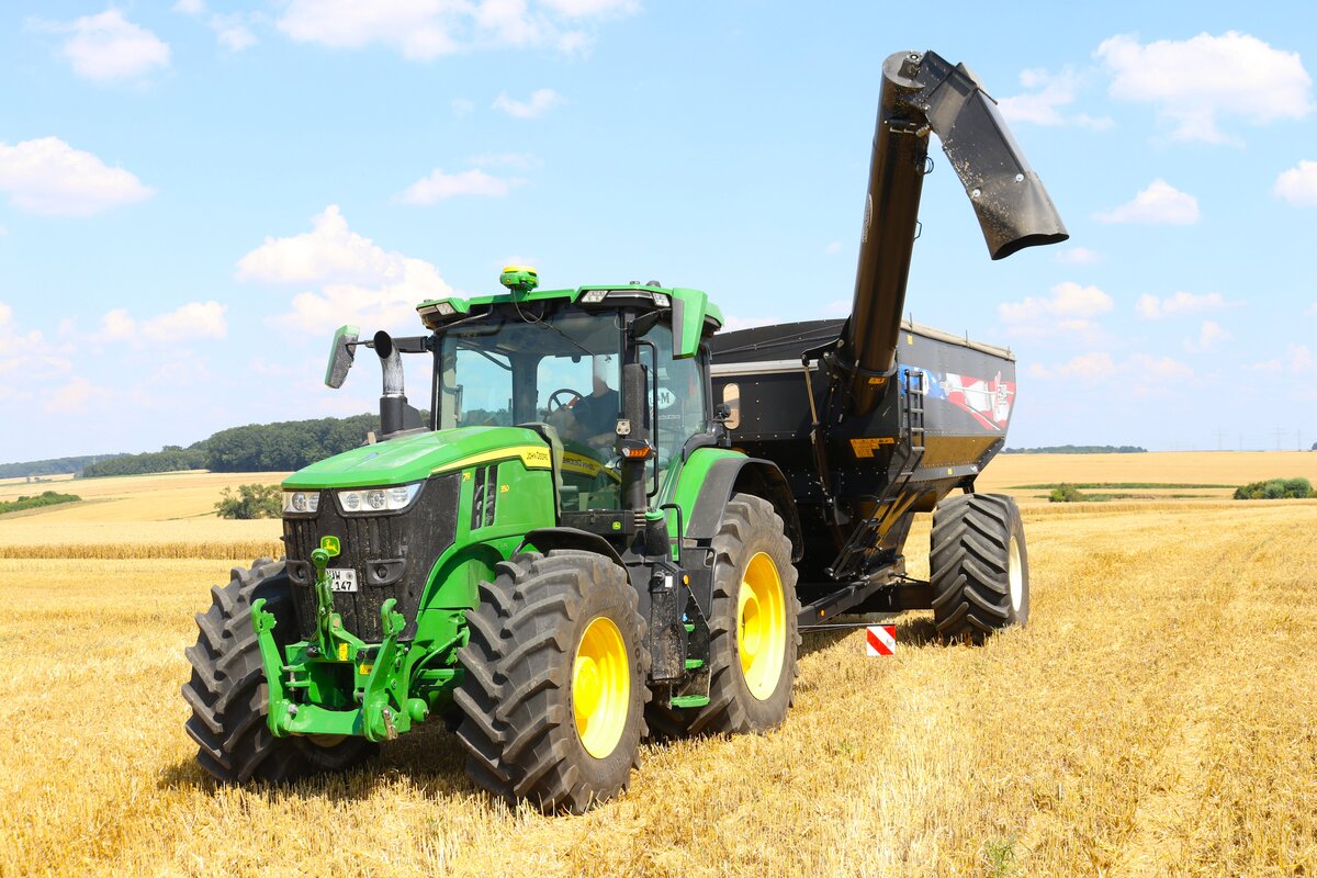 Schelmenhäuser Hofgut Weizenernte mit Stark Harvesting John Deere 7R 350 am 20.07.24 bei Frankfurt Bergen Enkheim