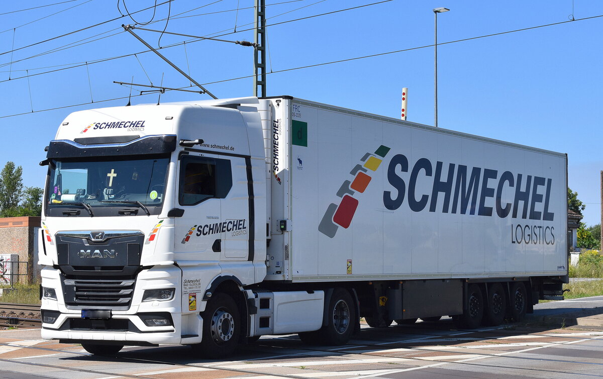 Schmechel Transport GmbH mit einem Sattelzug mit Kühlthermoauflieger mit MAN TGX 18.520 Zugmaschine am 06.08.24 Bahnübergang Rodleben.