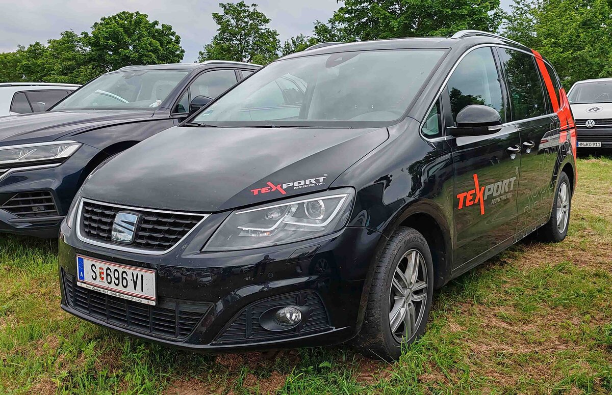 =Seat Alhambra der Firma TEXPORT, einem Schutzbekleidungslieferant aus Österreich, steht auf dem Parkplatzgelände der RettMobil 2024 in Fulda.