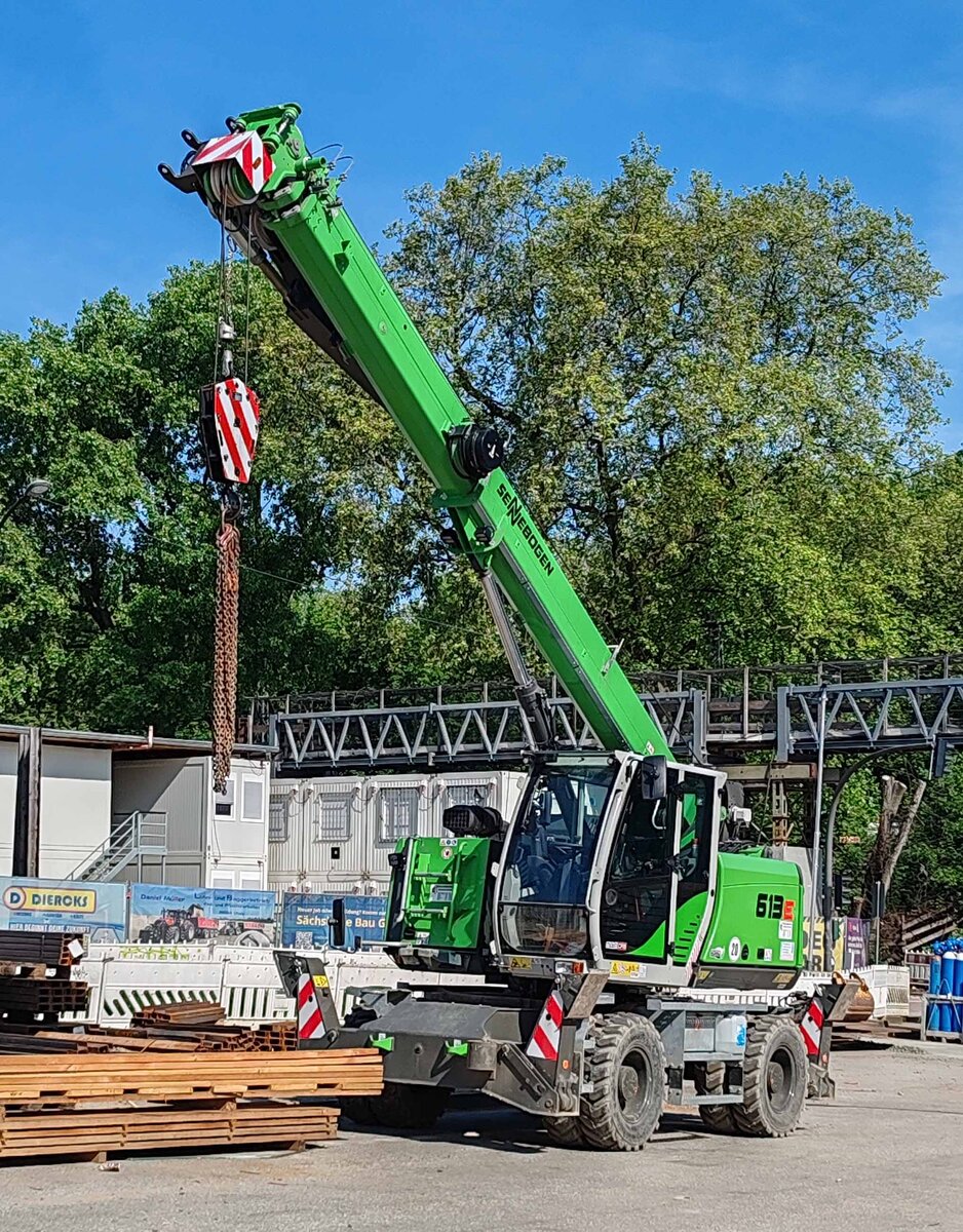 =Sennebogen 613 e steht auf einer Baustelle in Hamburg, 05-2024