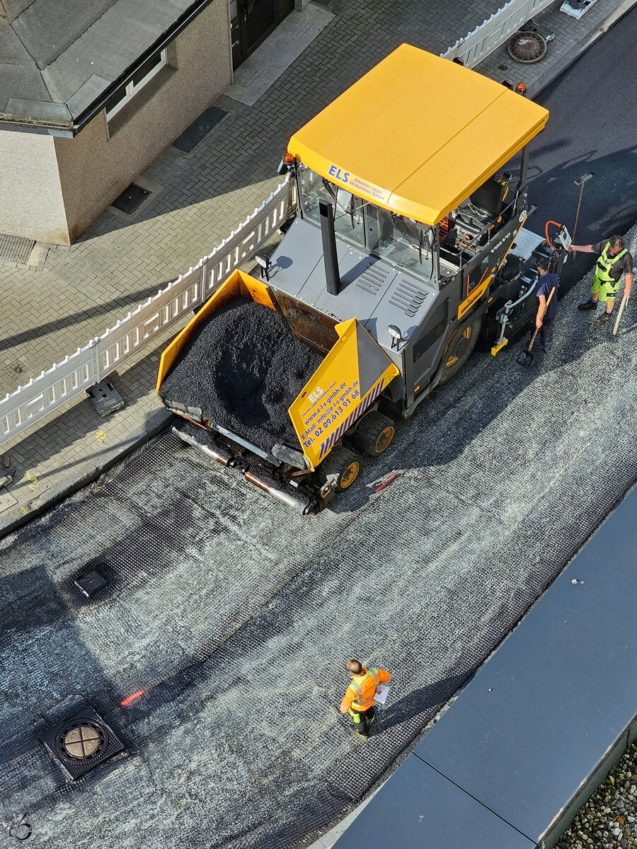 Sieser Volvo ELS Asphaltfertiger war Mitte Juli 2024 in Bochum zu sehen.