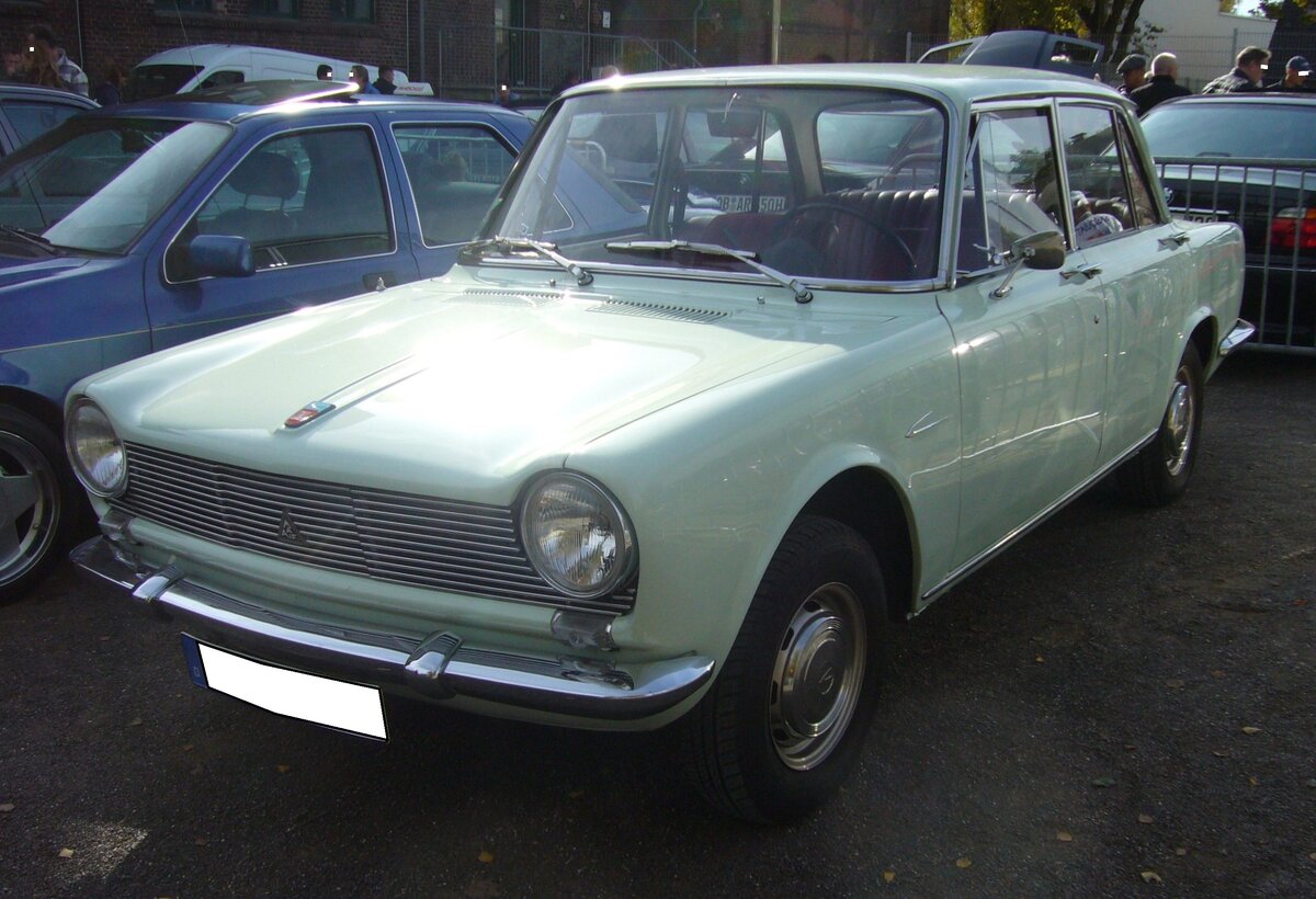 Simca 1500. Die 1963 auf dem Genfer Salon vorgestellte Modellreihe 1300/1500 löste die bisherigen Modelle Aronde und Ariane ab. Die vom Italiener Marco Revelli de Beaumont (*1907 +1985) gezeichnete Karosserie überzeugte durch klare und moderne Formgebung. Die Modelle 1300 und 1500 waren bis auf die Motorisierung und die vorderen Scheibenbremsen beim 1500´er nahezu identisch. Der Vierzylinderreihenmotor hat einen Hubraum von 1475 cm³ und leistet 68 PS. Die Höchstgeschwindigkeit gab die Marke aus Nanterre mit 148 km/h an. Im Herbst 1966 wurden die beiden Modellreihen durch die optisch leicht veränderte Baureihe 1301/1501 abgelöst und blieb bis ins Jahr 1976 im Programm der Marke Simca. Oldtimertreffen beim Theater an der Niebu(h)rg am 20.10.2024 in Oberhausen/Rhld.