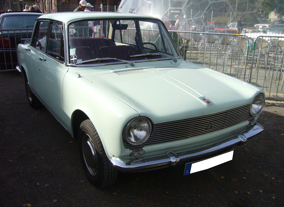 Simca 1500. Die 1963 auf dem Genfer Salon vorgestellte Modellreihe 1300/1500 löste die bisherigen Modelle Aronde und Ariane ab. Die vom Italiener Marco Revelli de Beaumont (*1907 +1985) gezeichnete Karosserie überzeugte durch klare und moderne Formgebung. Die Modelle 1300 und 1500 waren bis auf die Motorisierung und die vorderen Scheibenbremsen beim 1500´er nahezu identisch. Der Vierzylinderreihenmotor hat einen Hubraum von 1475 cm³ und leistet 68 PS. Die Höchstgeschwindigkeit gab die Marke aus Nanterre mit 148 km/h an. Im Herbst 1966 wurden die beiden Modellreihen durch die optisch leicht veränderte Baureihe 1301/1501 abgelöst und blieb bis ins Jahr 1976 im Programm der Marke Simca. Oldtimertreffen beim Theater an der Niebu(h)rg am 20.10.2024 in Oberhausen/Rhld. 