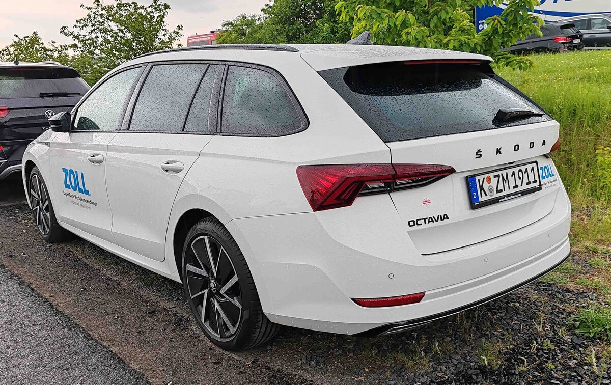 =Skoda Octavia der Firma ZOLL, gesehen auf dem Parkplatzgelände der RettMobil 2024 in Fulda