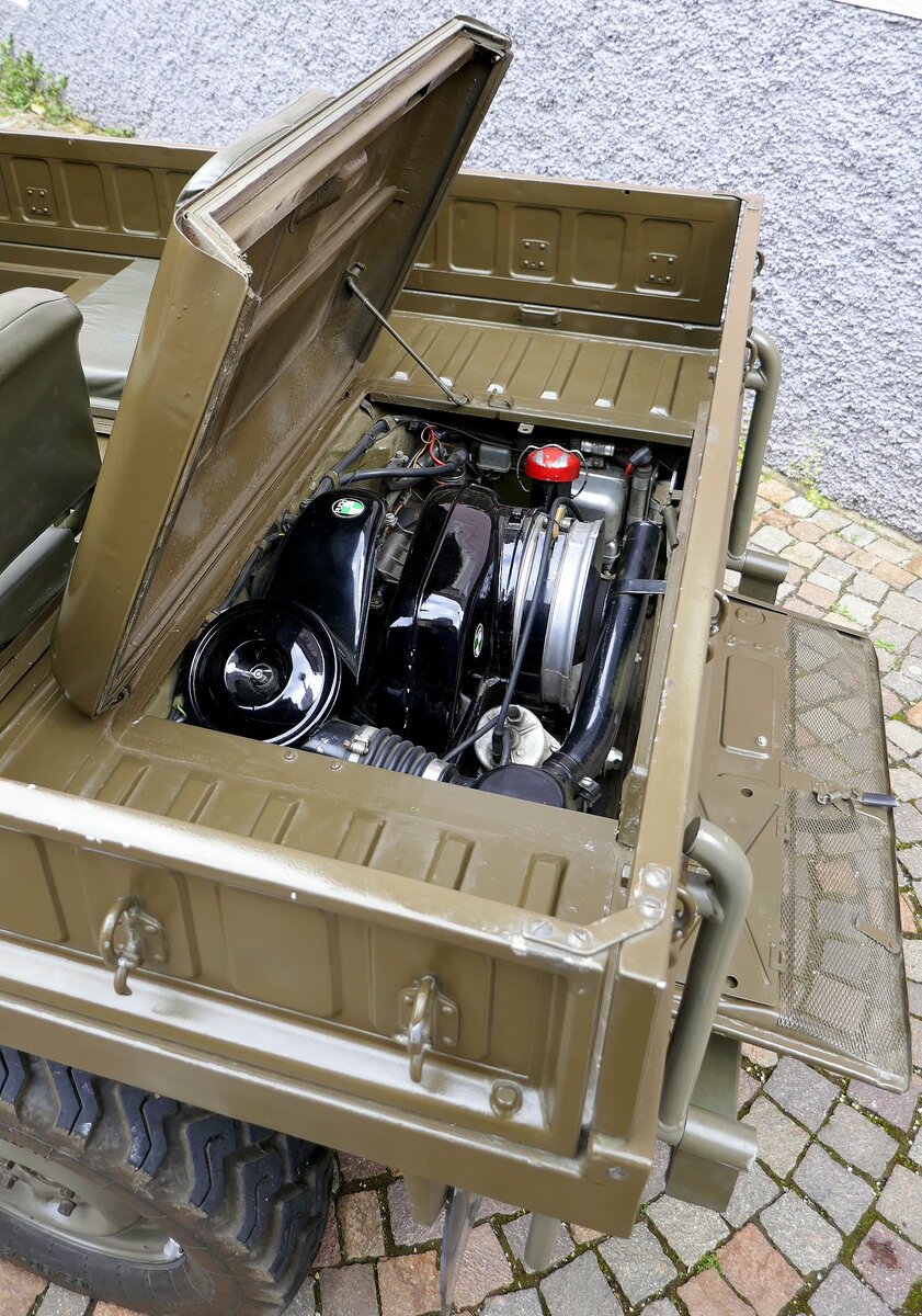 Steyr-Puch Haflinger, Blick auf den Heckmotor bei geöffneter Motorabdeckung, 2-Zyl.Boxermotor luftgekühlt mit 27PS aus 650ccm, Oldtimertreffen Waldkirch am 5.Mai 2024