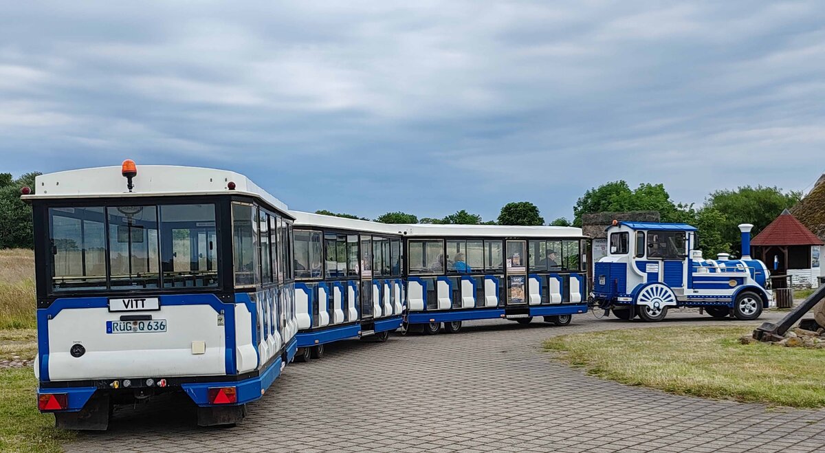 =Straßeneisenbahn bringt die Besucher zum Kap Arkona im Juni 2024