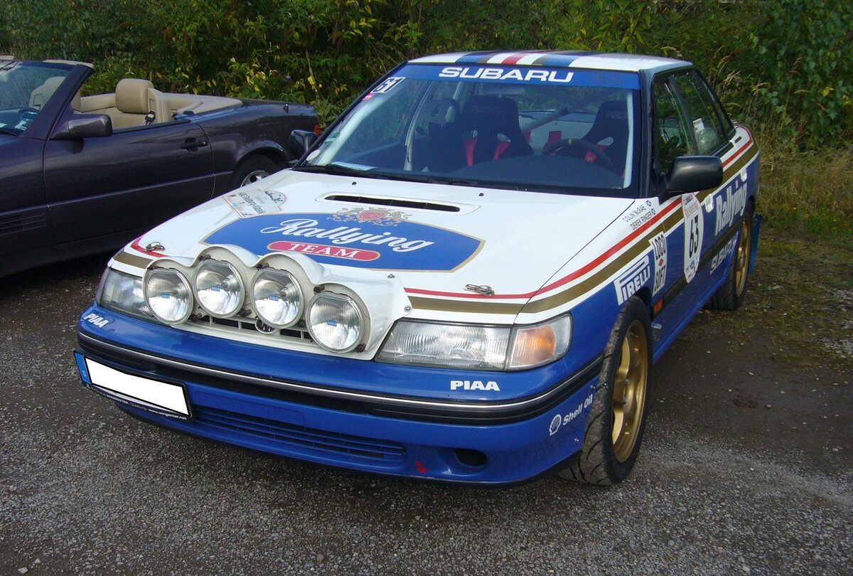 Subaru Legacy Turbo 4WD  Replica Colin McRae . Zum 100´ten Geburtstag der Marke Subaru im Jahr 2017 wurde dieses Auto aufgebaut. Dieser ganz besondere Legacy soll an den  Dienstwagen  von Colin McRae, den Rallyeweltmeister des Jahres 1995, erinnern. Weltmeister wurde der schnelle Schotte auf Subaru Impreza, den Legacy, um den es hier geht, bewegte er davor. Der Vierzylinderboxermotor mit Turboaufladung hat 2.0 Liter Hubraum und leistet rund 290 PS, die mittels Allradantrieb auf die Straße bzw. Rallyepiste gebracht werden. 10. Oldtimertreffen des AMC Duisburg am 25.08.2024 am LaPaDu Duisburg.