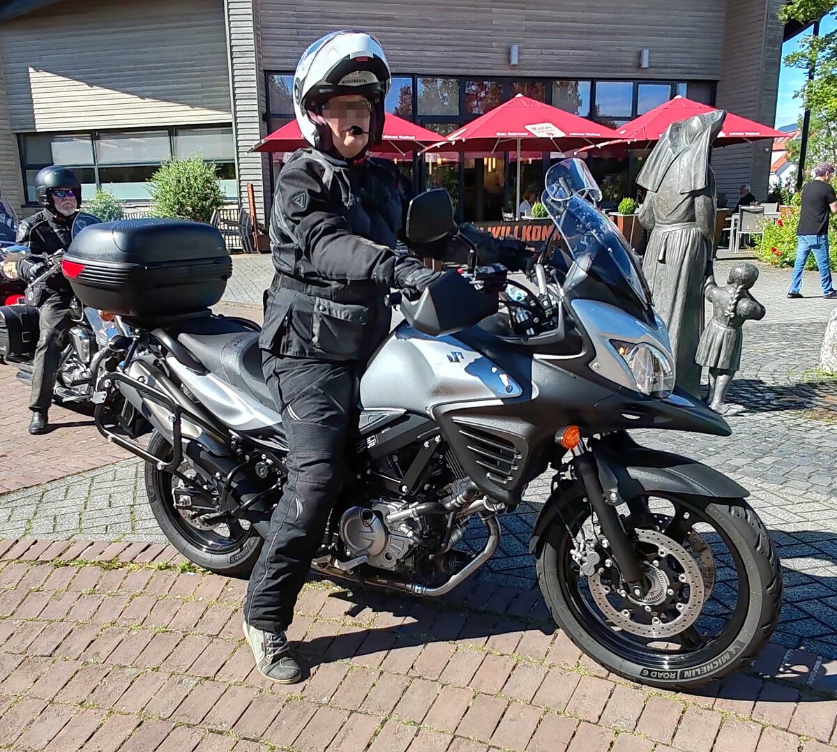 =Suzuki steht abfahrbereit zur geführten Tour vom Konrad-Zuse-Hotel in Hünfeld, 07-2024