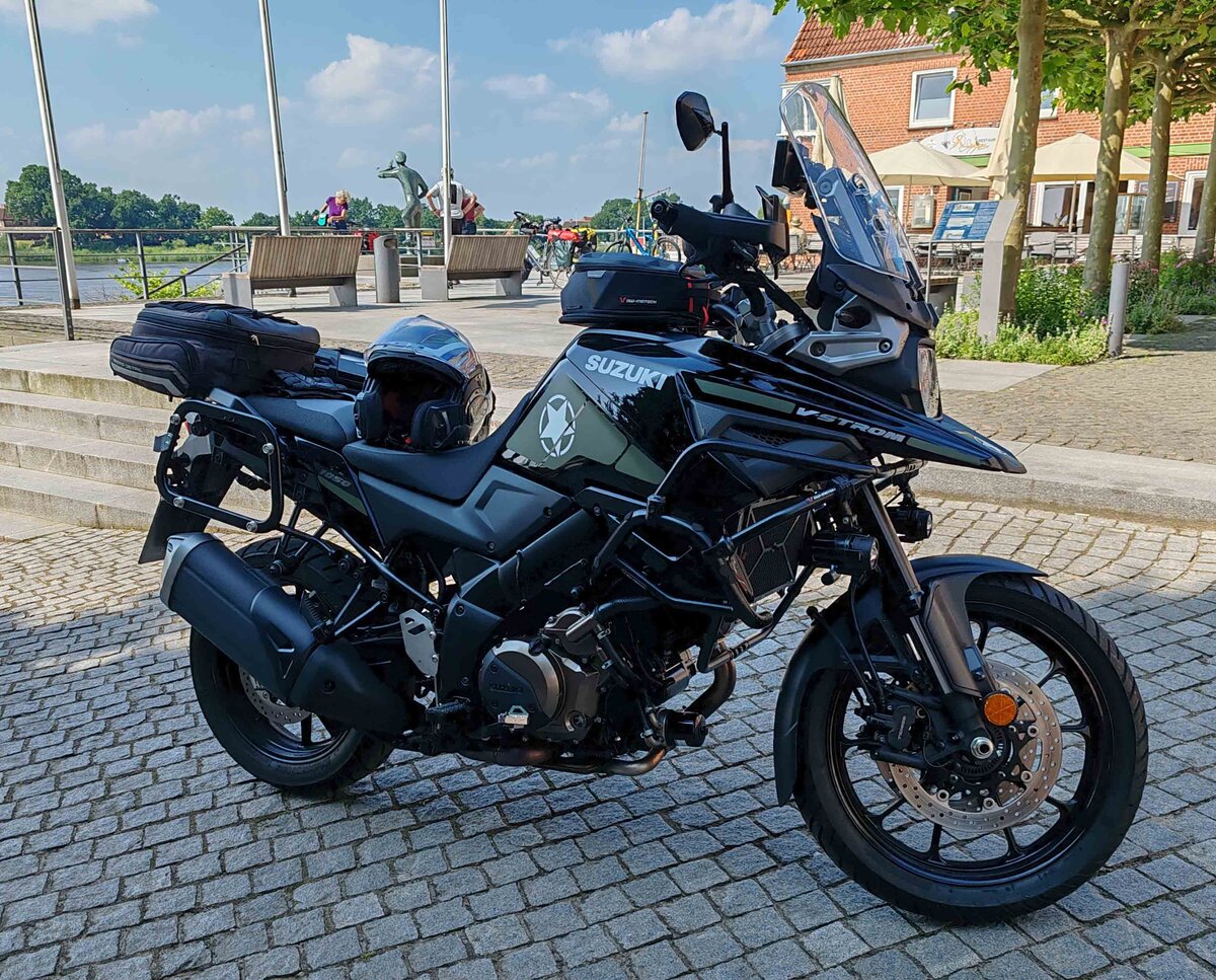 =Suzuki V-Strom 1100 steht im Juni 2024 in Lauenburg