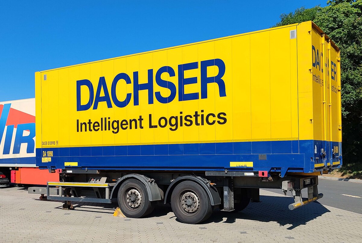 =Tandemachshänger der Spedition DACHSER steht auf einem Rastplatz an der A 7, 08-2024