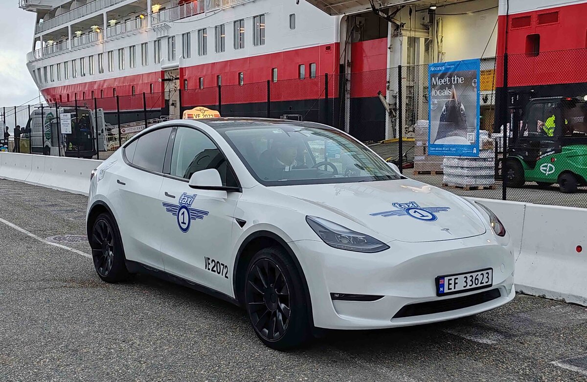 =Tesla 3 als Taxi unterwegs in Bergen/Norwegen im Oktober 2024