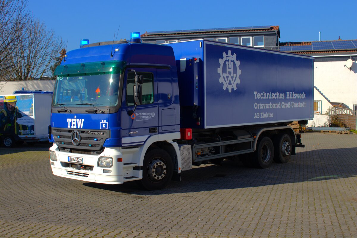 THW Groß Umstadt Mercedes Benz Actros WLF mit AB-Elektro (Heros Groß Umstadt 32/65) am 02.02.25 bei einen Fototermin. Danke für das tolle Shooting