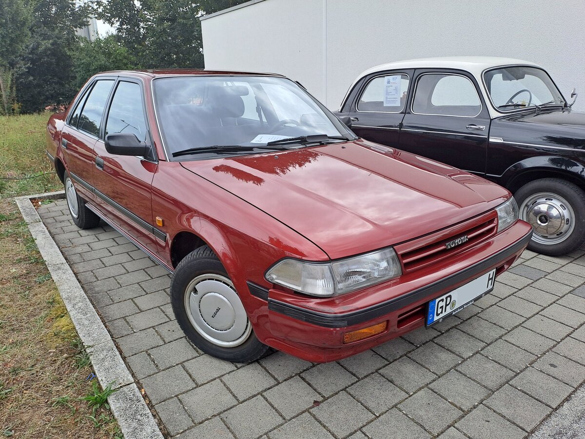 Toyota Carina II von 1988 am 08.09.2024 beim Oldtimertreffen am alten Neckar. 