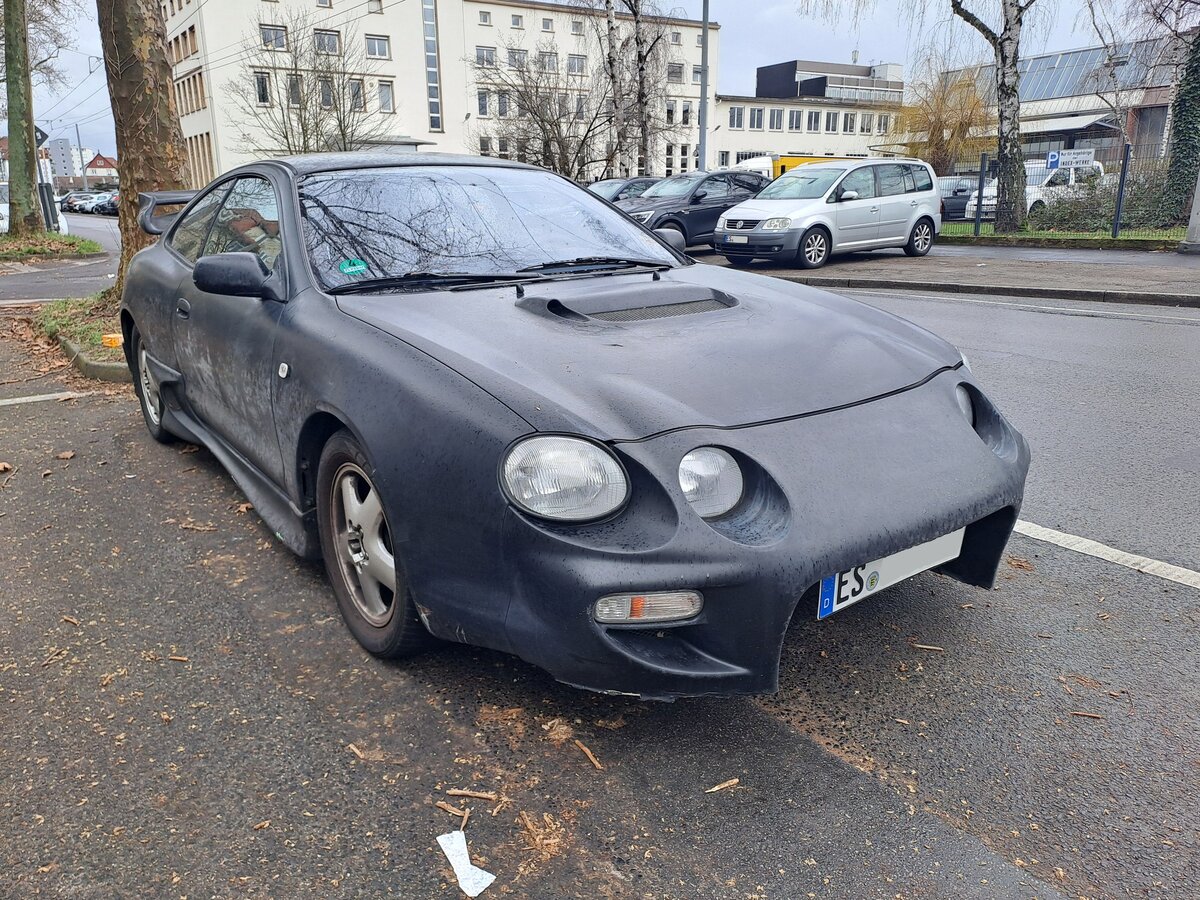 Toyota Celica mit gewöhnungsbedürftigem Tuning am 22.01.2024