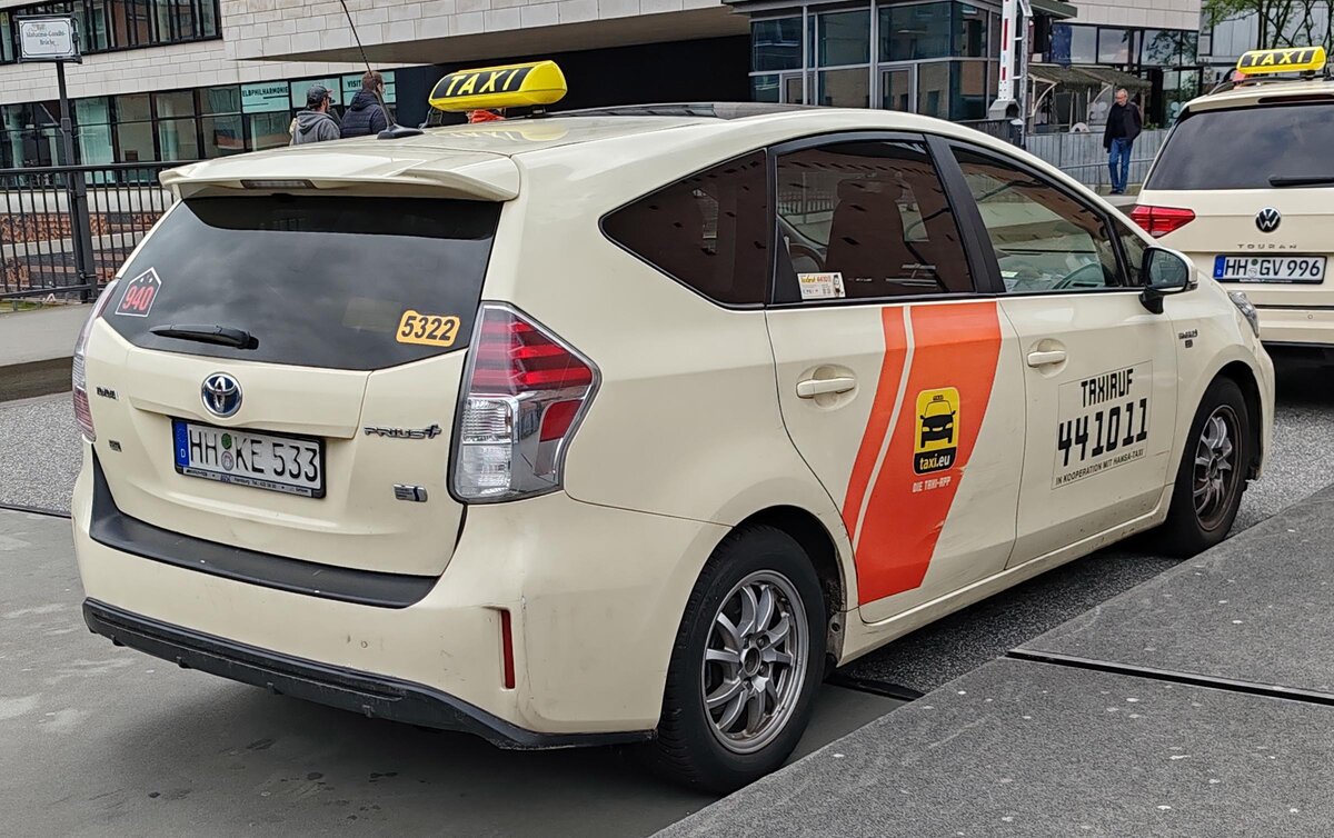 =Toyota Prius-Taxi steht im Mai 2024 in der Hamburger Hafencity