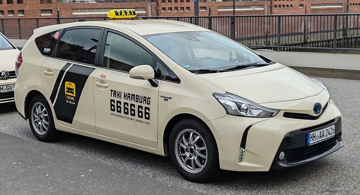 =Toyota Prius-Taxi steht im Mai 2024 in der Hamburger Hafencity