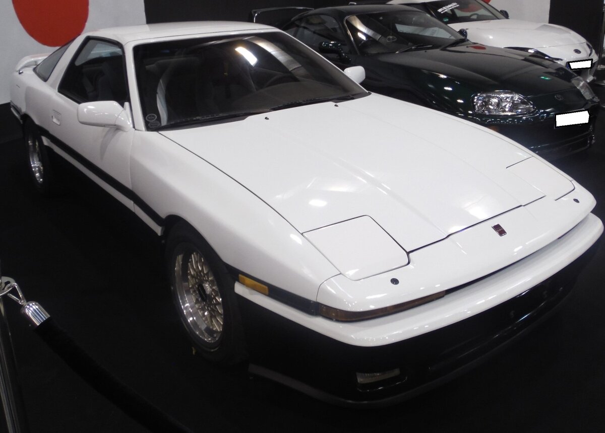 Toyota Supra der Baureihe MA71. Das Sportwagenmodell Supra war ab 1981 fester Bestandteil im Verkaufsprogramm von Toyota Deutschland. Auf unseren Straßen sah man dieses Modell eigentlich recht selten. Die Baureihe MA71 war nur von Januar 1991 bis Dezember 1992 erhältlich. Der Sechszylinderreihenmotor mit Turboaufladung hat einen Hubraum von 2954 cm³ und leistet 238 PS. Die Höchstgeschwindigkeit gab das Werk mit 245 km/h an. Essen Motor Show am 04.12.2024.