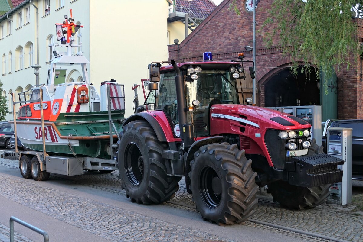 Traktor John Deere 7730, der DGzRS 'Die Seenotretter'. Zugfahrzeug für das Seenotrettungsboot ''Hecht'', hier vor der DGzRS Station Zinnowitz im Mai 2024.