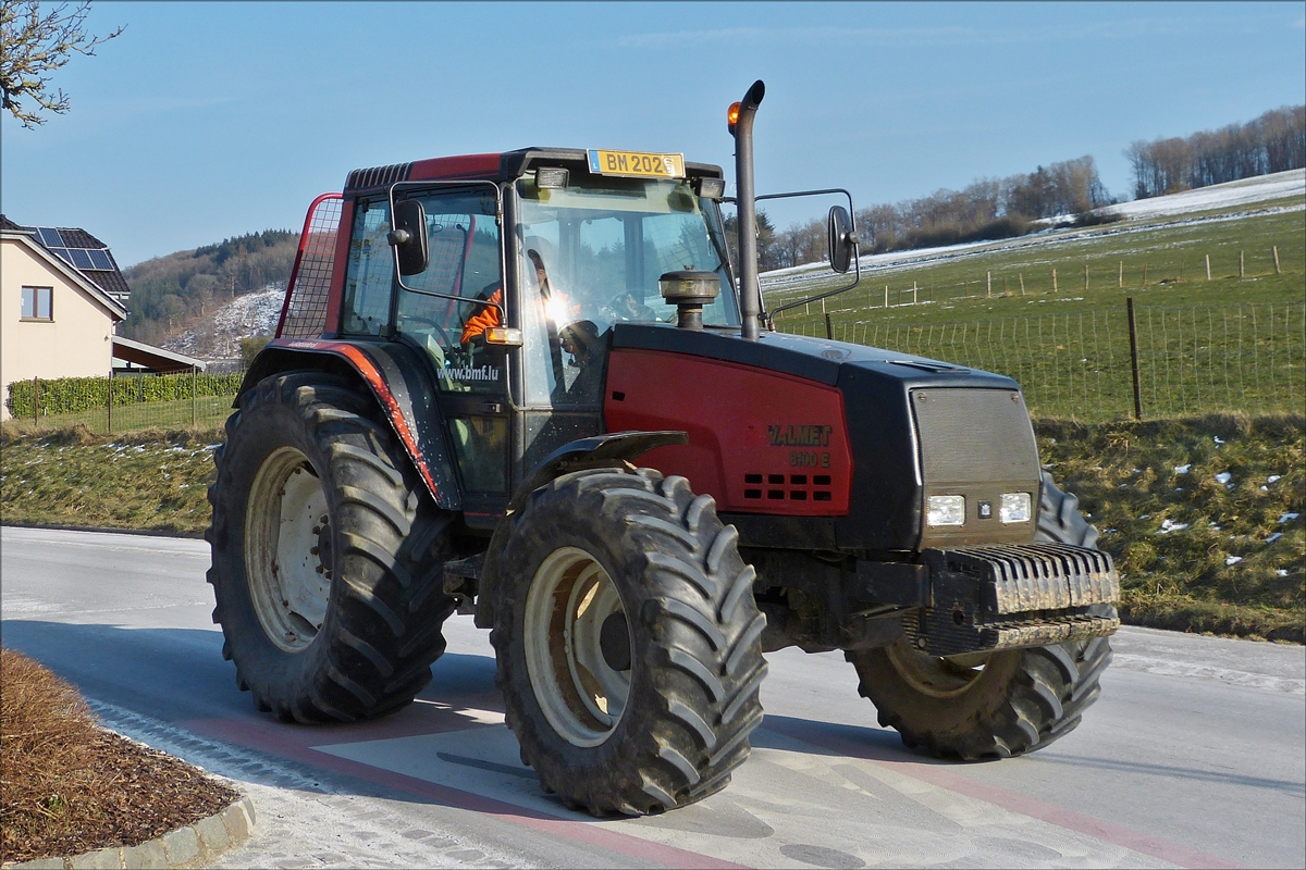  Traktor Valmet 8100 E fährt am 28.02.2018 an mir vorbei.