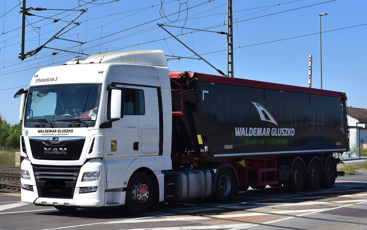 TRANSPORT CIĘŻAROWY WALDEMAR GŁUSZKO aus Polen mit einem Sattelkipper mit MAN TGX 18.470 Zugmaschine am 06.08.24 Bahnübergang Rodleben.