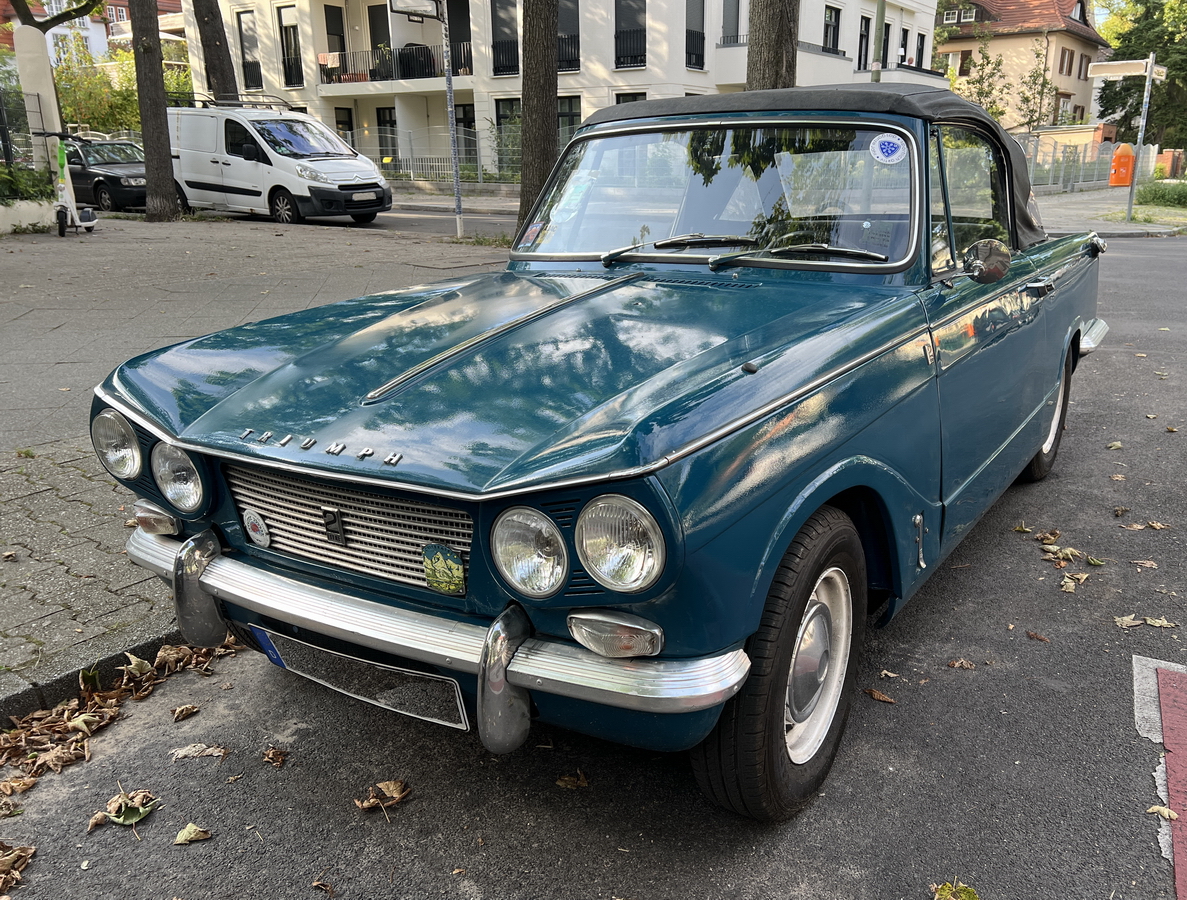 Triumph Vitesse 2 Litre, Cabriolet. Baujahre von 1962 bis 1971. 6-Zylinder Ottomotor mit 2,0 Liter Hubraum. Leistung: 104 PS / 76,5 kW. Beschleunigung : 0 > 100 km/h in 13 Sekunden. Vmax 165km/h. Foto: Im August 2024 