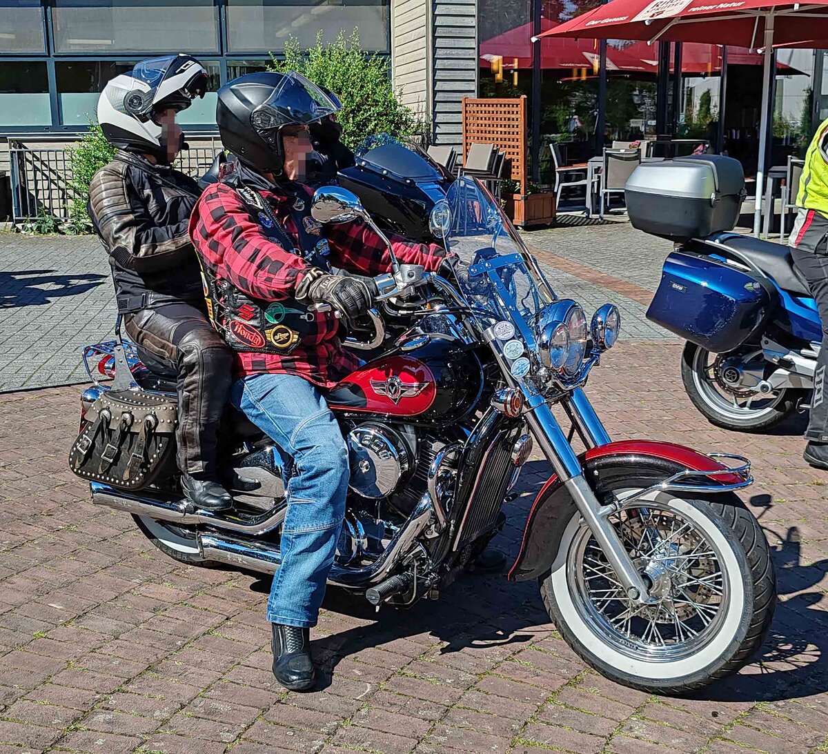 =unbekanntes Motorrad steht abfahrbereit zur geführten Tour vom Konrad-Zuse-Hotel in Hünfeld, 07-2024