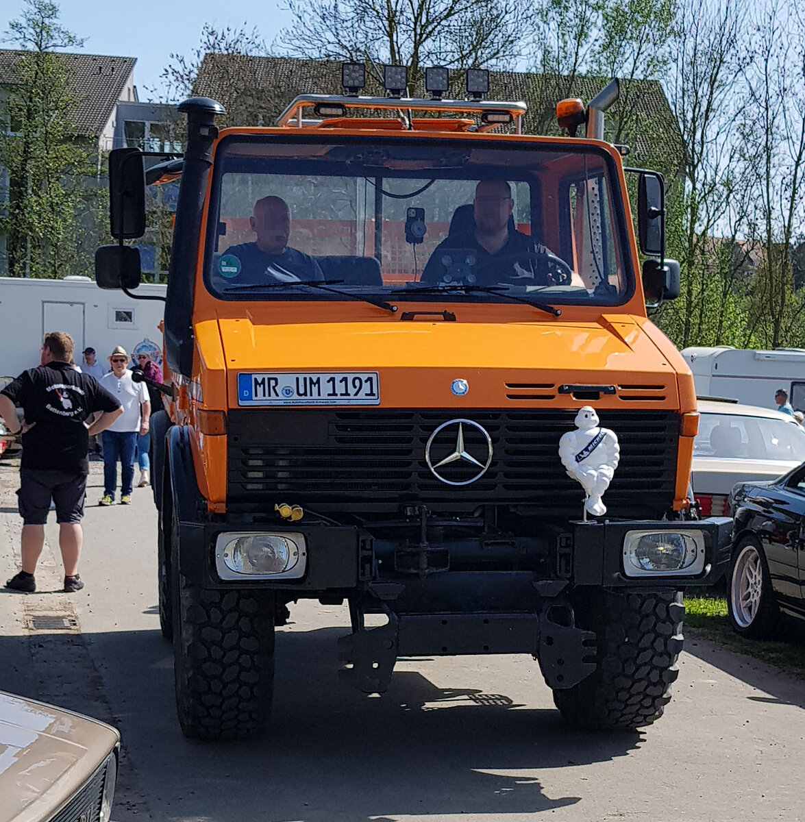 =Unimog rollt über das Ausstellungsgelände bei der Oldtimerveranstaltung in Frankenberg/Eder. Mai 2024