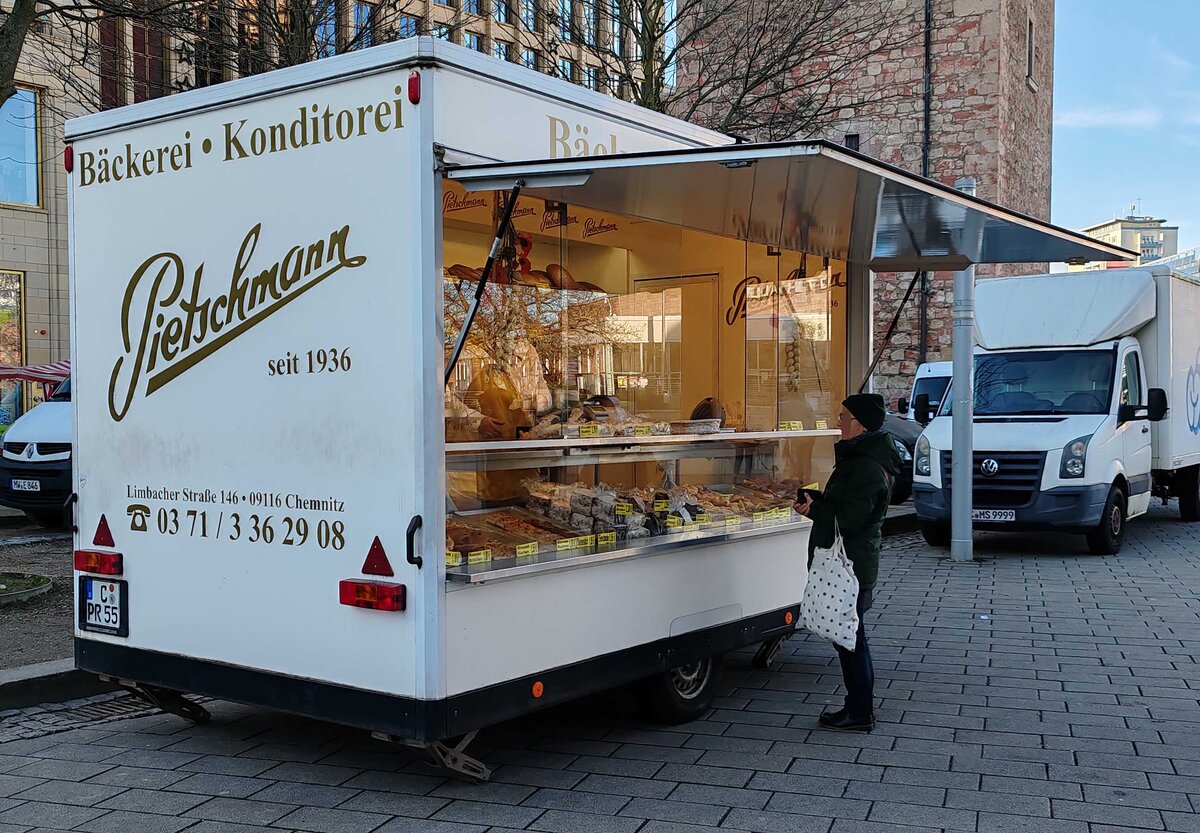 =Verkaufsanhänger der Bäckerei PIETSCHMANN steht auf dem Wochenmarkt in Chemnitz, 12-2024