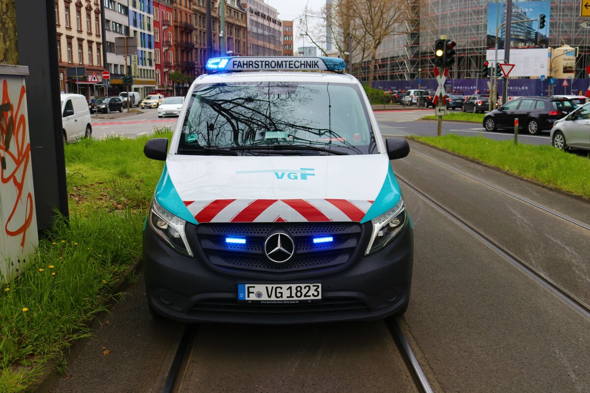 VGF Fahrstromtechnik Mercedes Benz Vito ELW am 15.04.23 beim Abschalten der Oberleitung in Frankfurt am Main. Dadurch das kein Straßenbahnbetrieb war konnte ich auf den Anlage Fotos machen